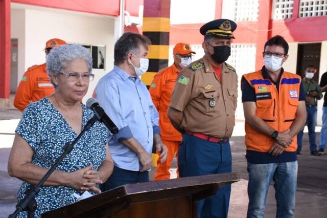 Governadora do Piauí, Regina Sousa, discursa no Corpo de Bombeiros